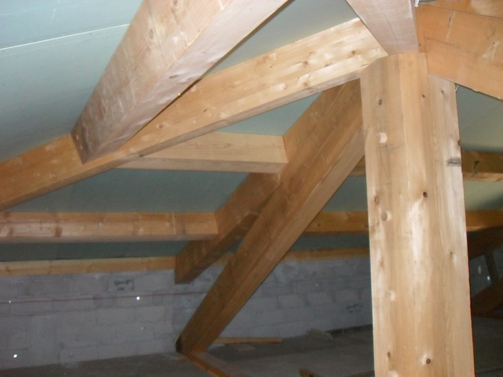 Charpente traditionnelle et isolation en panneaux sandwich trillate finition placo platre à Aubagne