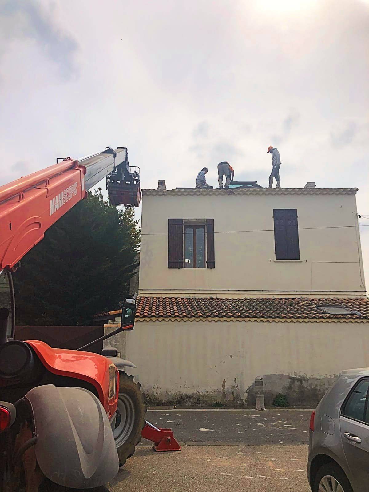 Utilisation d'engins de levage pour l'isolation et la pose d'une nouvelle couverture à Allauch, Bouches-du-Rhône