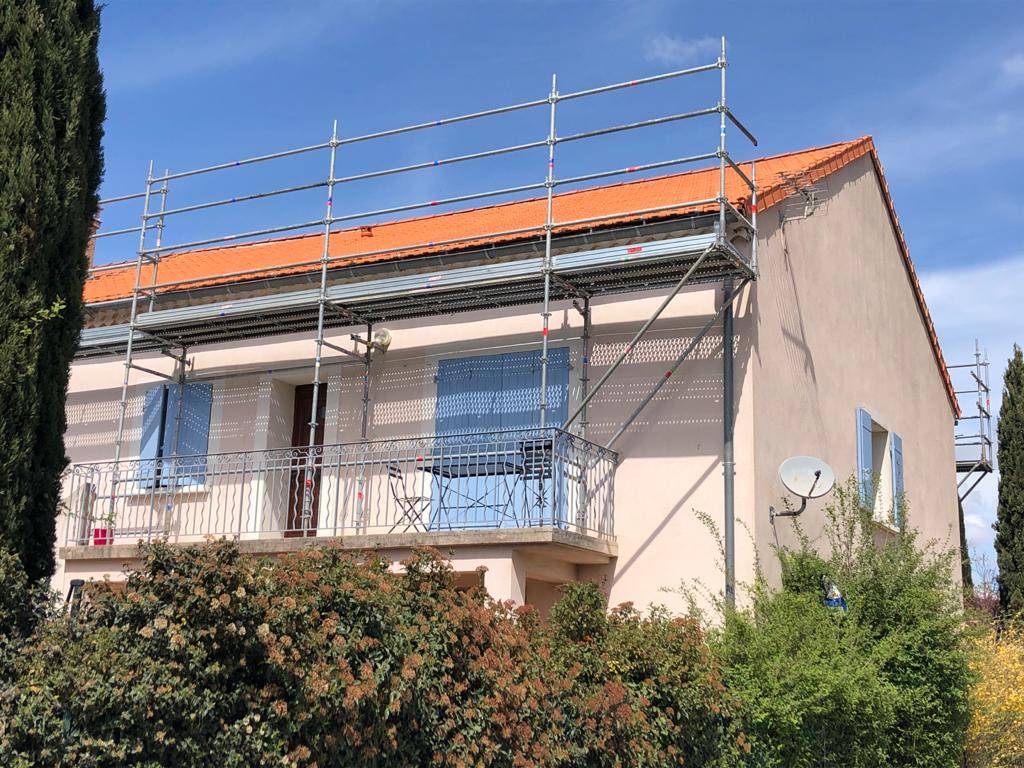 Exemple de toit en pente pendant chantier de rénovation à proximité de Simiane