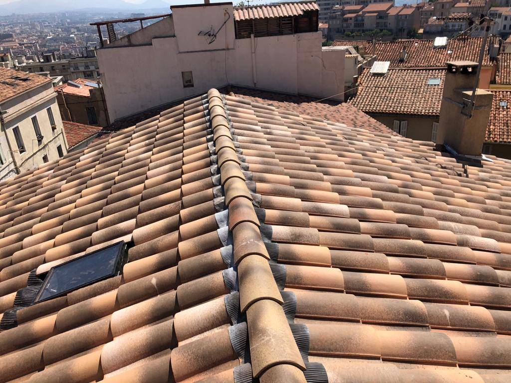 Remplacement de la couverture complète avec dépose et pose de tuiles sur la toiture d'un immeuble du 6ème arrondissement de Marseille