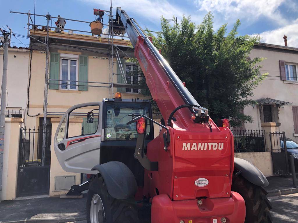 Grue de levage utilisé sur un chantier de rénovation de toiture à Marseille 10ème 13010