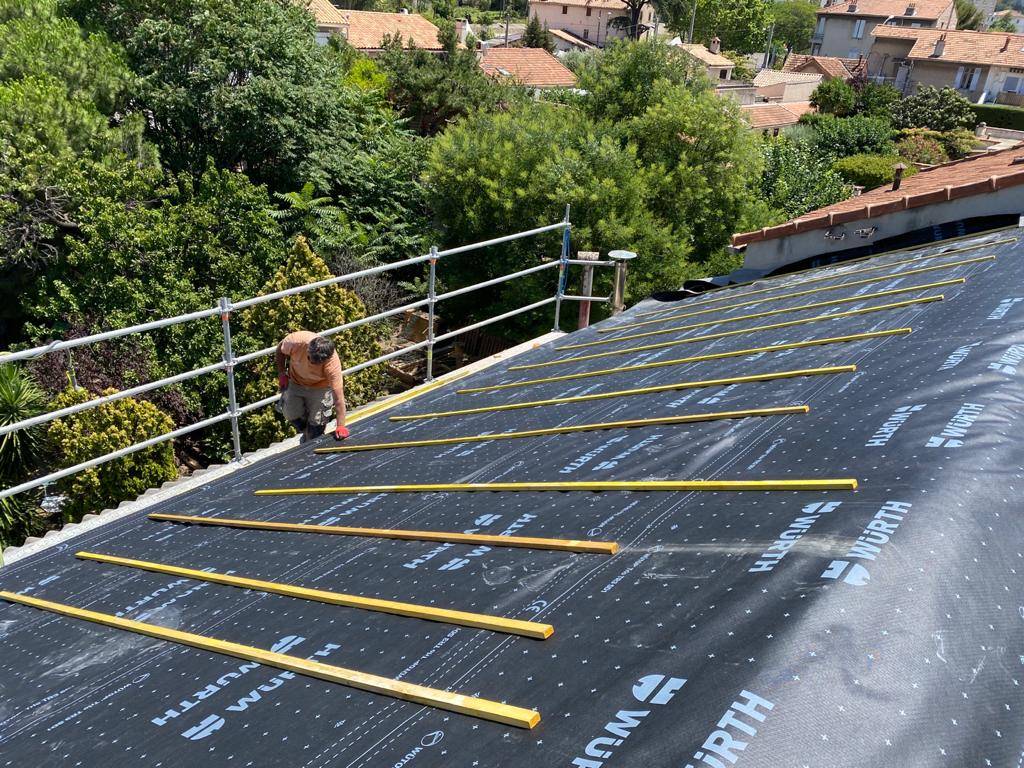 Exemple de panneaux sandwich isolants installés sur la toiture d'un immeuble à Marseille près du quartier Saint Loup