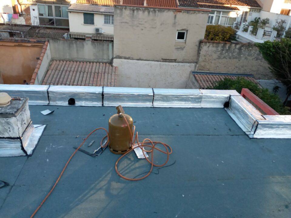 Application de deux couches de calandrite sur une toiture terrasse aux environs des Goudes à Marseilles 13008
