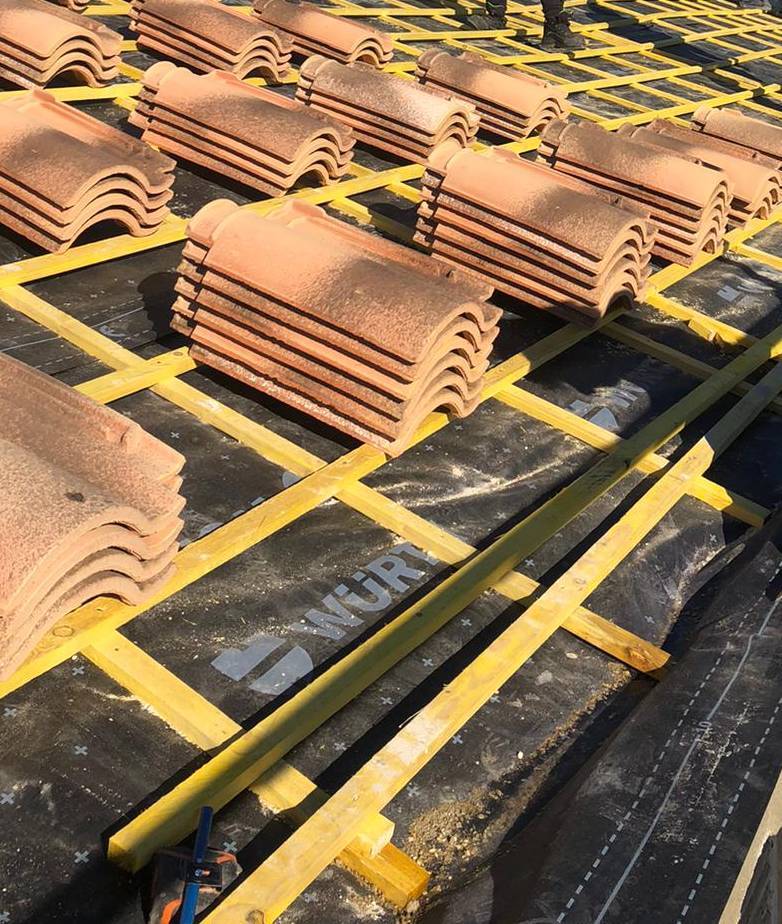 Travaux d'entretien et de rénovation d'une toiture ancienne à Marseille 8ème 13008