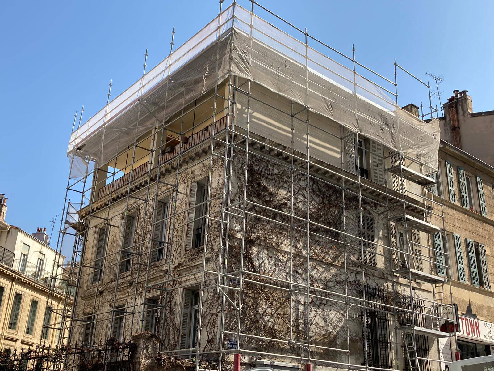 Remplacement de la couverture d'une copropriété avec des tuiles mécaniques quartier du Prado à Marseille