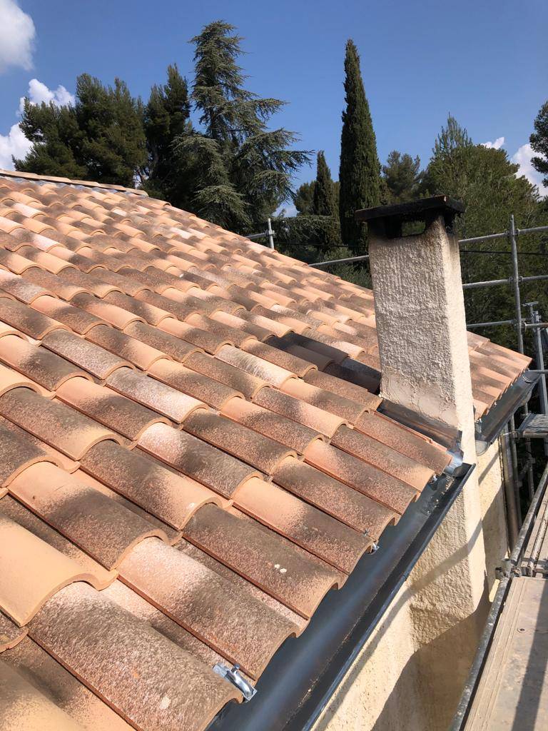 Pose d'une fenêtre de toit sur la toiture d'une maison à Luynes