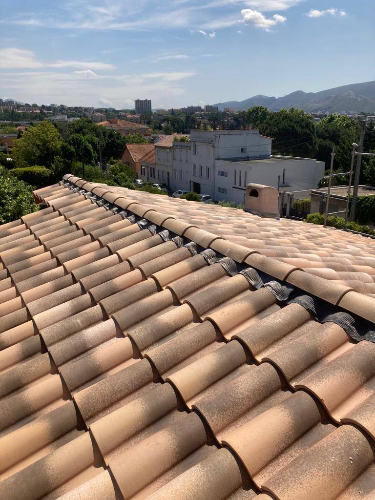 Couvreurs zingueurs pour interventions urgentes et petites réparations sur toiture près du Tholonet près de Beaurecueil autour d'Aix en Provence