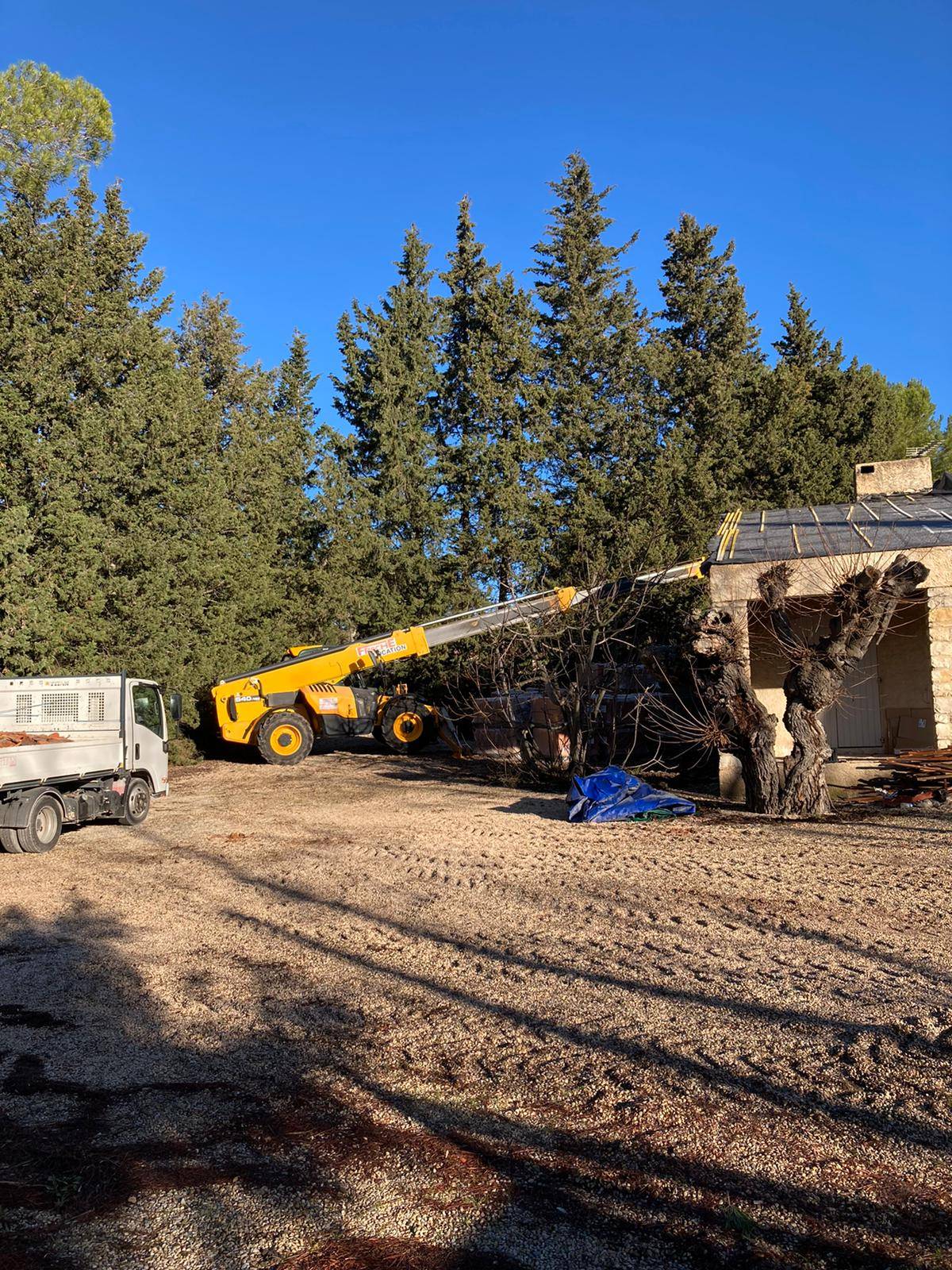 Travaux sur toiture avec engin de levage autour des Milles