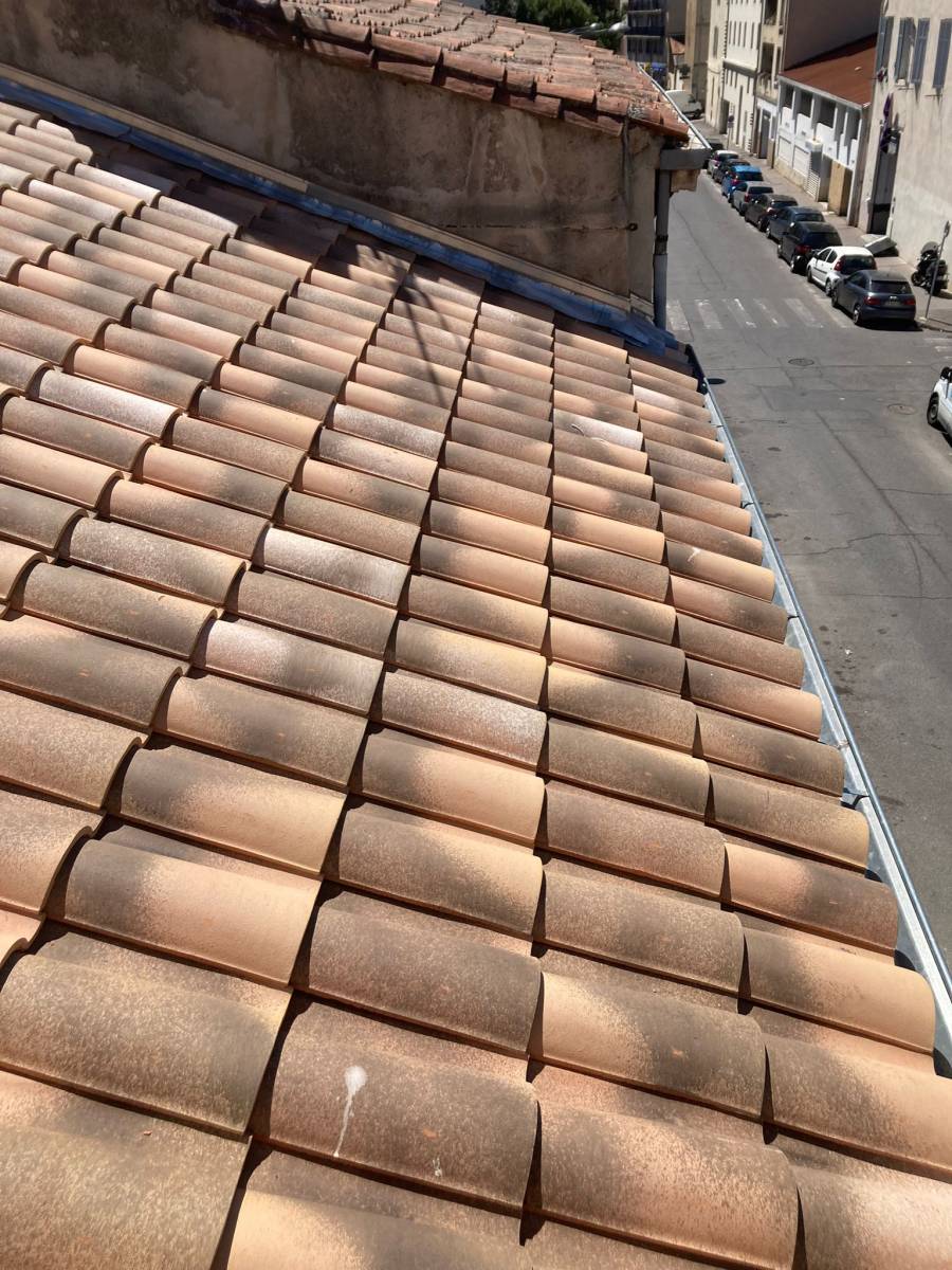 Remplacement des gouttières en zinc sur le toit d'une maison à Marseille boulevard Perier 13008