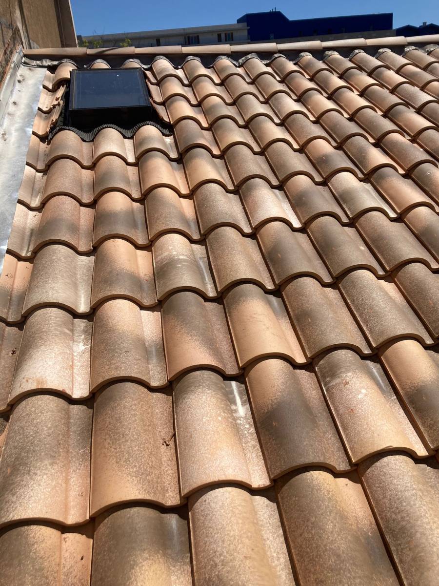 Faire rénover une toiture avec installation d'une fenêtre de toit près des Goudes à Marseille