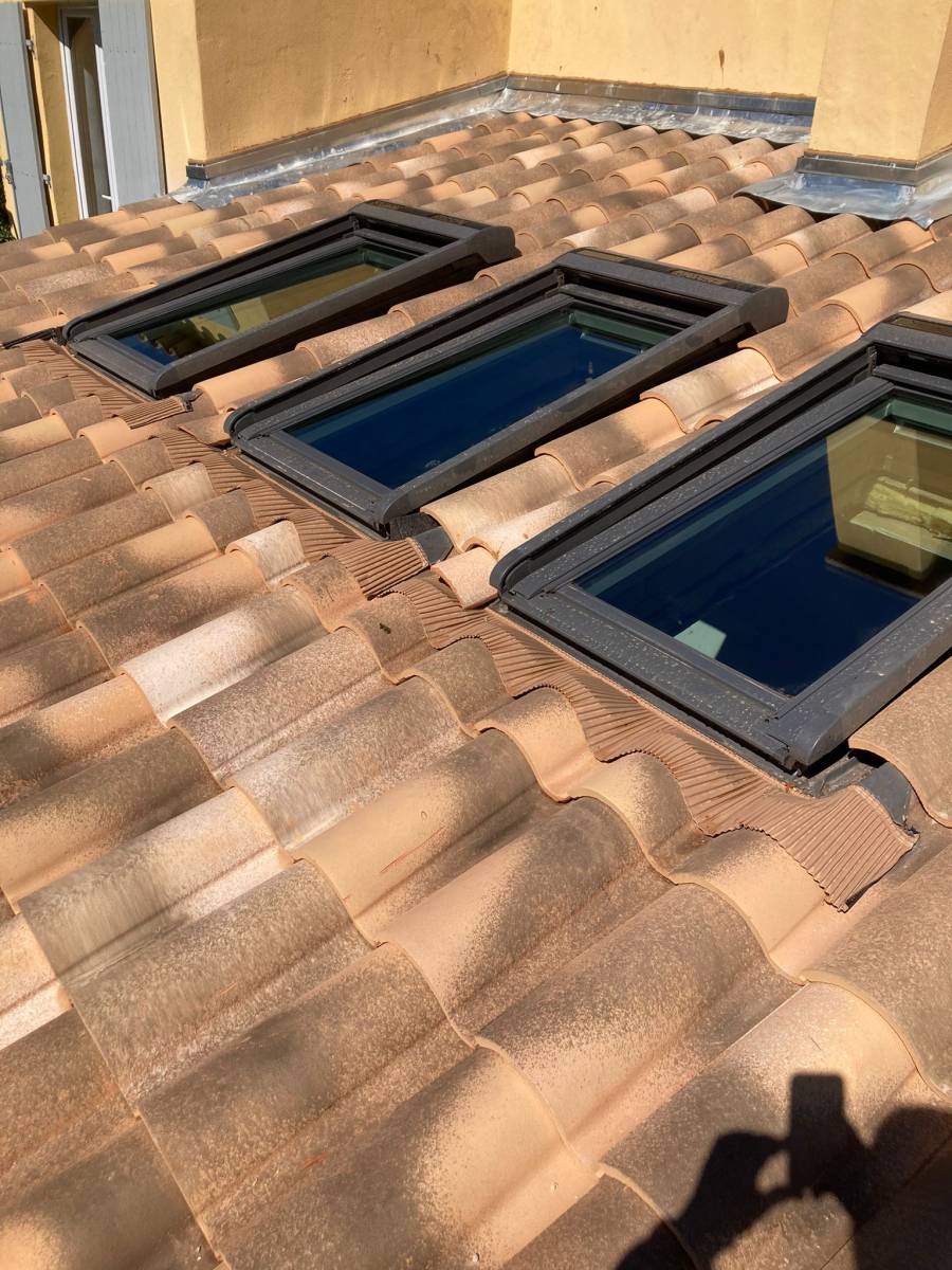 Volets roulants solaires équipant 3 vélux sur le toit d'une maison individuelle à La Ciotat