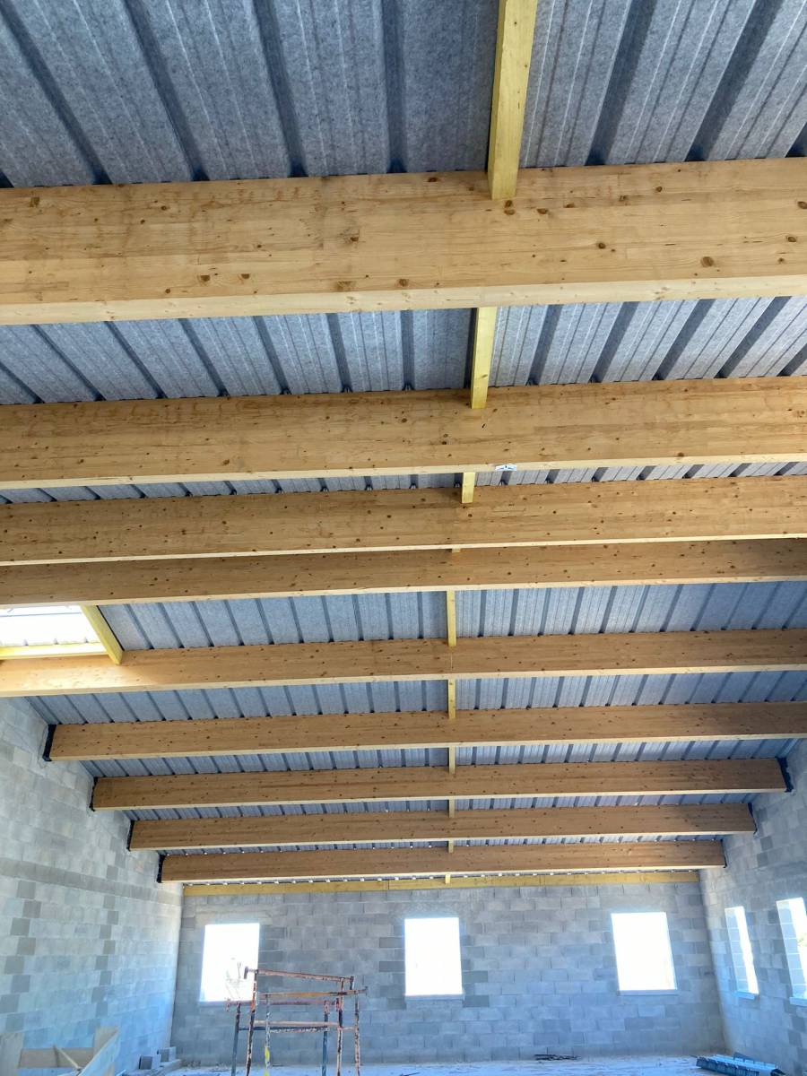 Exemple de poutre en lamelles collées pour construire la charpente d'un bâtiment industriel près de Berre l'Etang