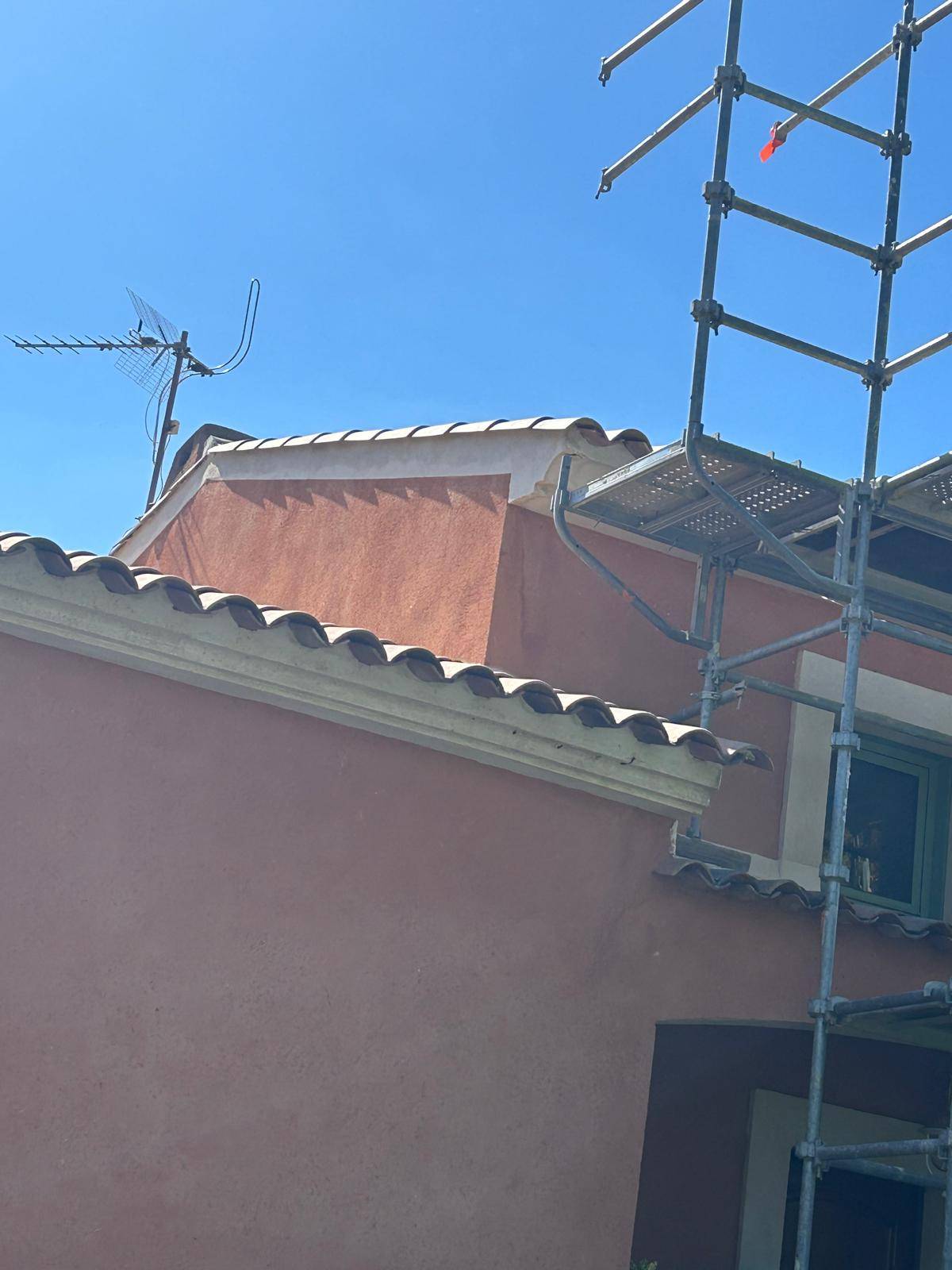 Rénovation d'une toiture avec des tuiles canal à Puyricard dans les Bouches du Rhône