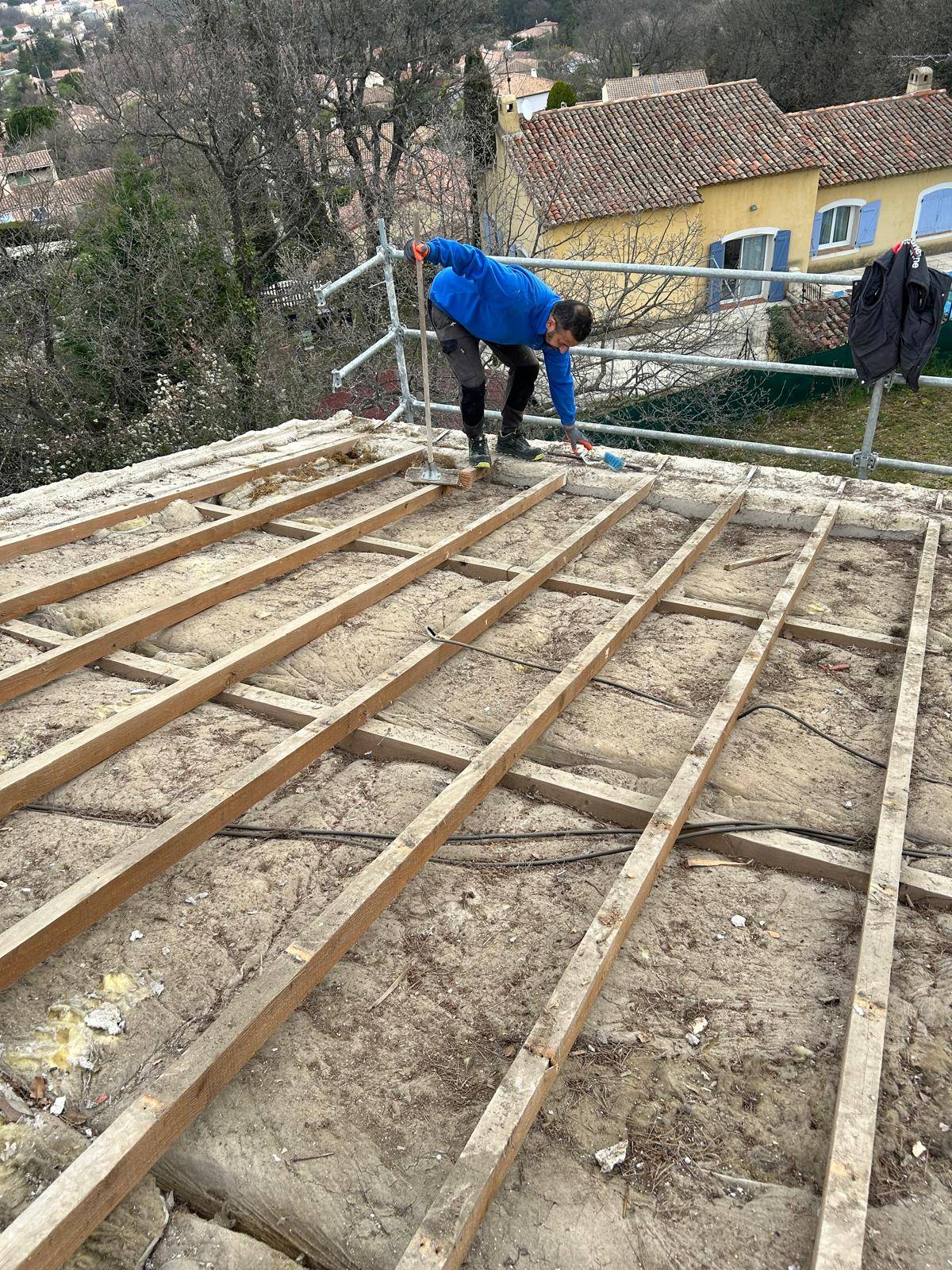 Artisan compagnon du devoir pour rénovation d'une toiture à Marseille 13008