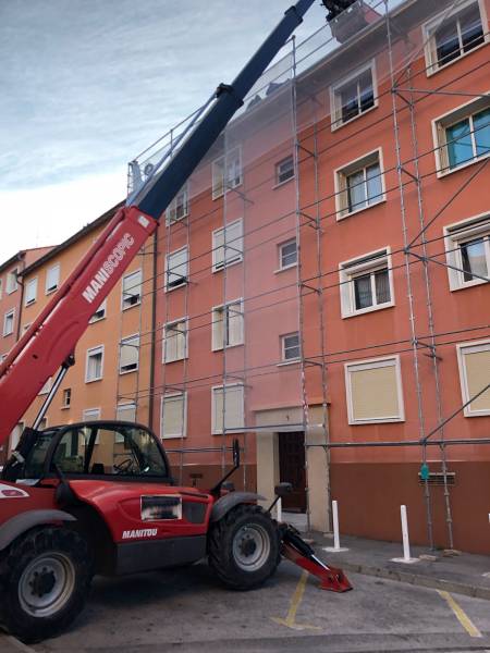 Montage des échafaudages pour le chantier de rénovation de toiture à Marseille , Corniche (13007)