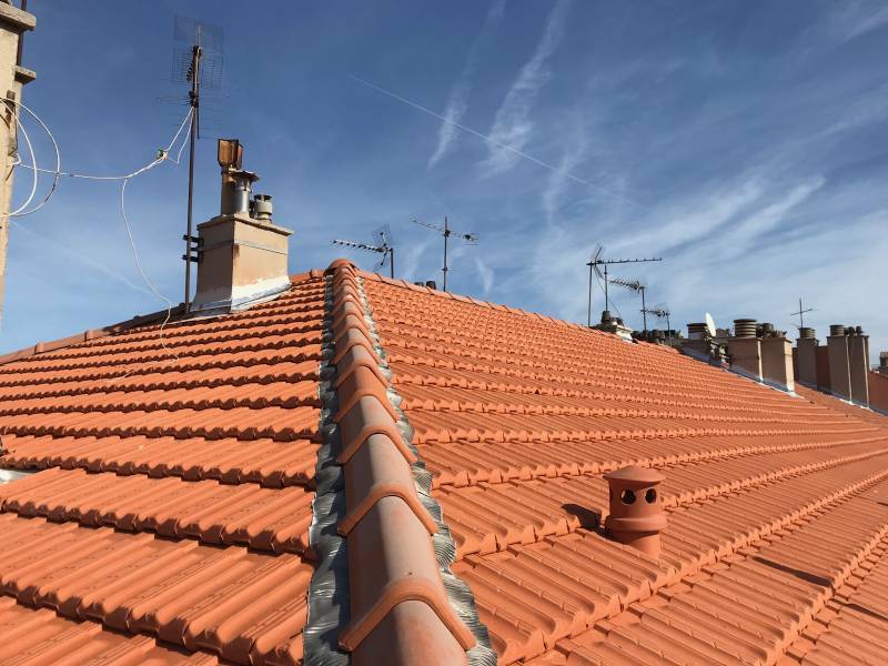 Etanchéiser les abergements des tours des cheminées des toitures à Marseille et dans les Bouches-du-Rhône