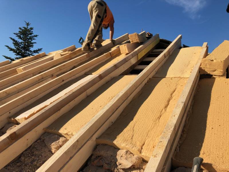 Pose de panneaux de fibres de bois pour isoler la toiture d'une maison près d'Aix en Provence (13)
