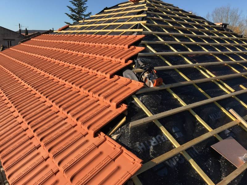 Pose d'une nouvelle couverture avec des tuiles plates marseillaises dans une maison aux Milles (13)