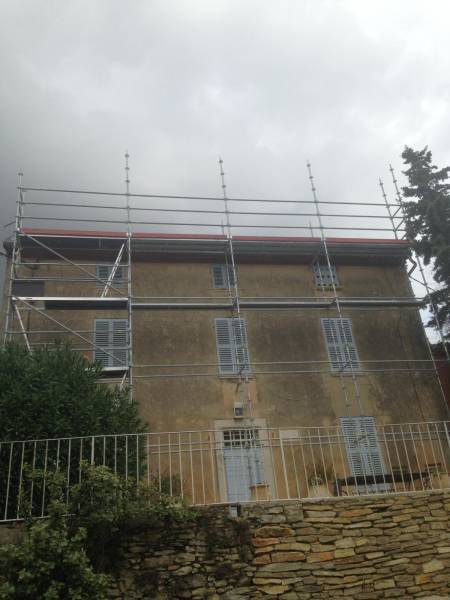 Toiture d'une ancienne bâtisse rénovée à Sausset-les-Pins 13