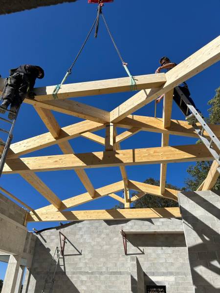 Mise en place de la charpente traditionnelle pour chantier de construction près d'Aix-en-Provence