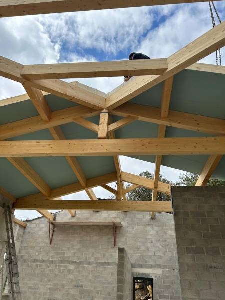 Pose de panneaux sandwhich tout en un pour une construction dans le 13