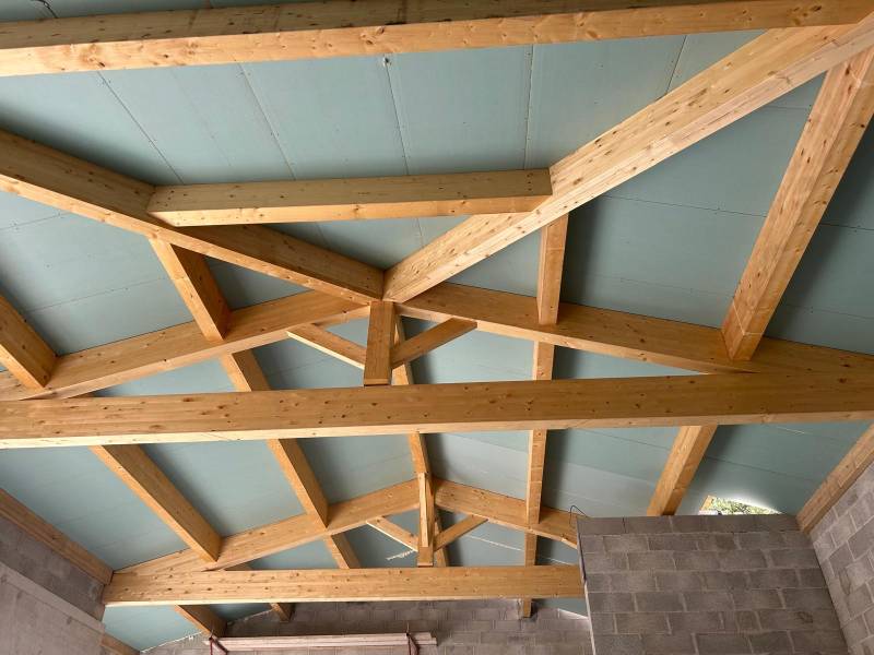 Pose de panneaux sandwhich tout en un pour une construction à Saint Marc Jaumegarde