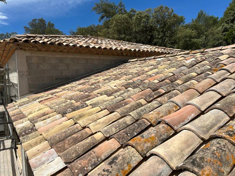 Construction d'une charpente et couverture provençale à Aix dans les Bouches du Rhône