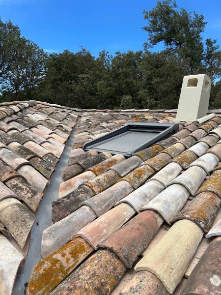 Pose de fenêtres de toit Velux à Aix pour une construction neuve 