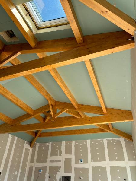 Construction d'une charpente traditionnelle en bois massif à Aix-en-Provence 13080