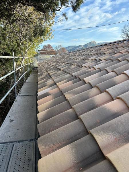 Installation de tuiles Romane neuves à l'aspect vieilli dans les Bouches du Rhône