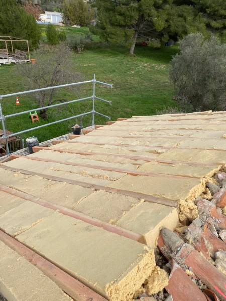 Pose de plaque de laine de bois pour isoler par l'extérieur le toit d'une maison à Martigues (13500)