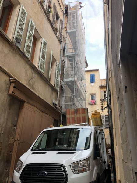 Travaux de rénovation sur la toiture d'un immeuble dans le centre ville de la Ciotat