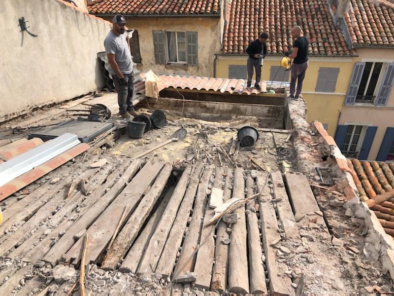 Dépose de la couverture d'un immeuble de centre-ville, La Ciotat 13600