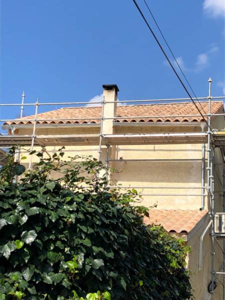 Travaux de rénovation sur la toiture d'une villa située entre Gémenos et Aubagne