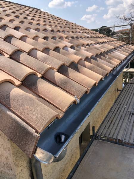 Rénovation du toit d'une maison à Gémenos, près d'Aubagne avec pose de gouttières en zinc demi-rondes
