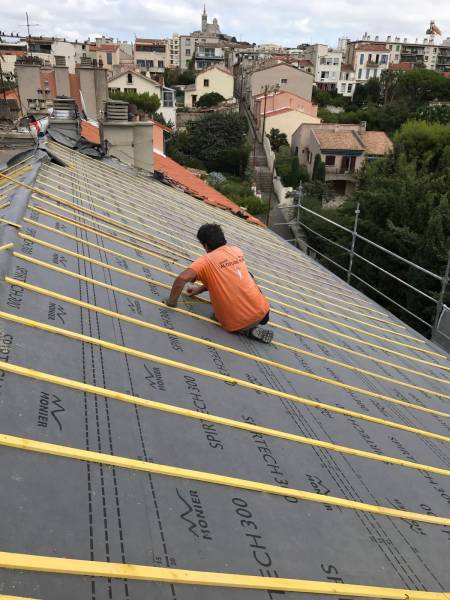 Pose d'un écran sous-toiture pour l'isolation d'un immeuble sous-toiture à Marseille 7ème arrondissement