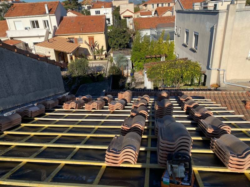 Traitement au xylophène de la charpente en bois d'une résidence à Marseille  7ème , Bouches du Rhône - Pose et réparation toiture et charpente  Aix-en-Provence - Altitude bois