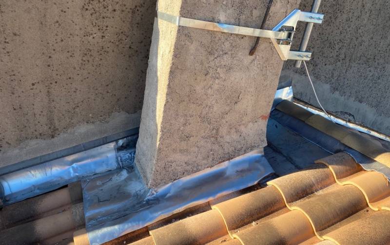 Demander un devis à une entreprise spécialisée dans l'étanchéité des toitures suite aux infiltrations d'un toit d'immeuble à Marseille 13002