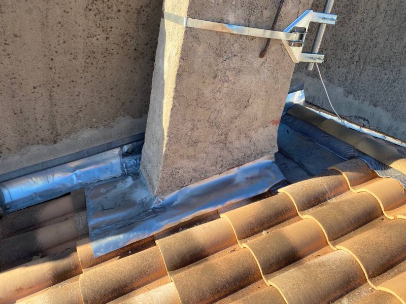 Reprise d'étanchéité des souches de cheminée pour rénover la toiture d'une maison à Marseille (13012)