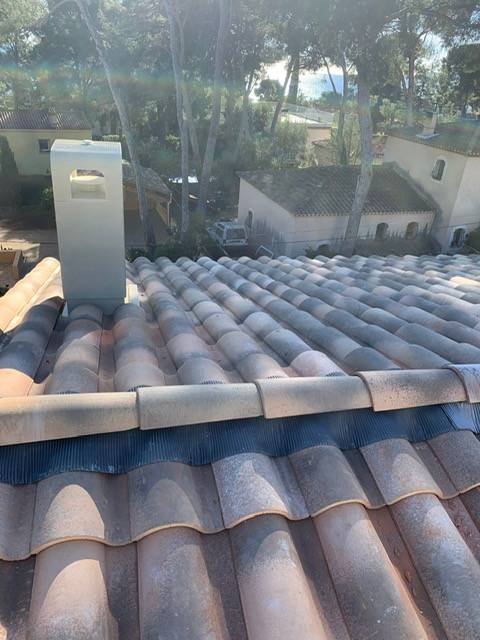 Pose de tuiles romanes mécaniques dans les Bouches du Rhône