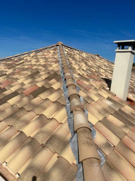 Tuiles provençales patinées pour la rénovation d'une toiture à Aix 13