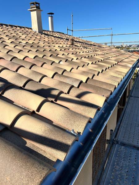 Rénovation de toiture en tuiles canal sur ancienne bâtisse à Marseille 
