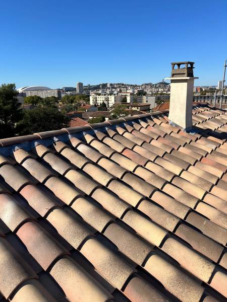 Rénovation de toiture en tuiles canal sur ancienne bâtisse à Marseille 