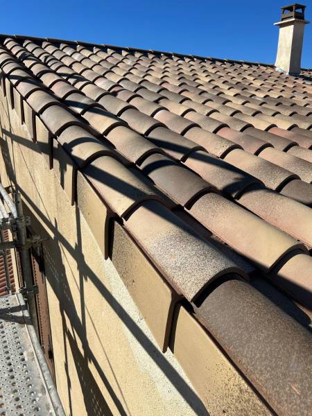 Rénovation de toiture en tuiles canal sur ancienne bâtisse à Marseille 