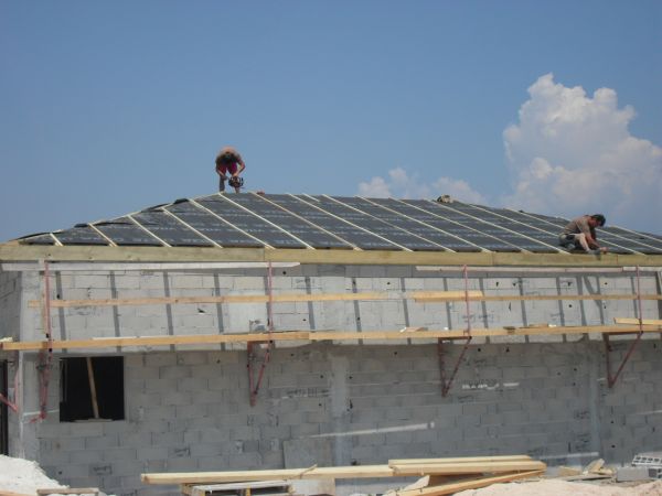 Pose de l'écran sous toiture (pare pluie), contres liteaux et liteaux supports des tuiles à Aubagne