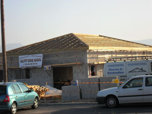 Pose des planches (solives) de faitage et réalisation des débordements de toiture en contre plaqué marine dans le 13400