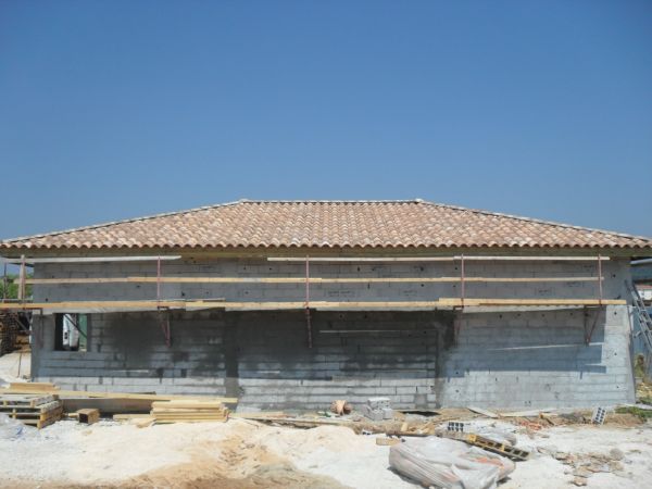 Réalisation des finitions de la couverture  et des arétiers en closoirs en plomb et zinc ventilé à Aubagne