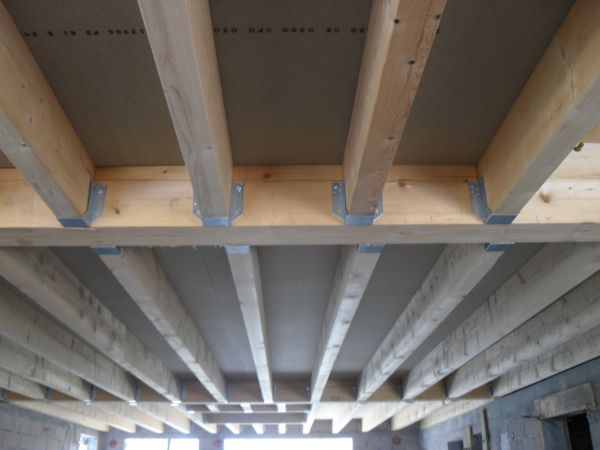 Pose du plancher en plaques OSB de 22mm d'épaisseur à Aubagne