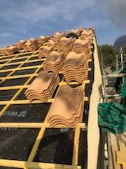 Chantier de rénovation de toiture à Aubagne : Remplacement de la couverture avec des tuiles plates marseillaises