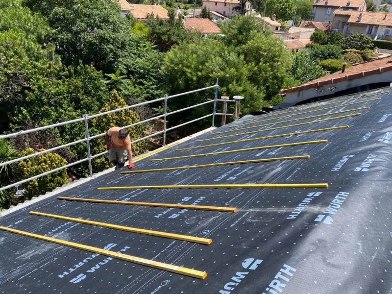 Exemple de panneaux sandwich isolants installés sur la toiture d'un immeuble à Marseille près du quartier Saint Loup